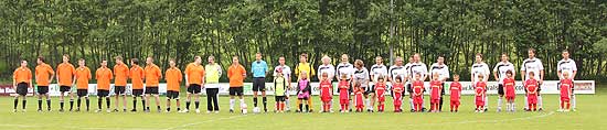 Benefizfußballspiel auf dem Fußballplatz in Hirschegg (©Foto: Elke Löw)